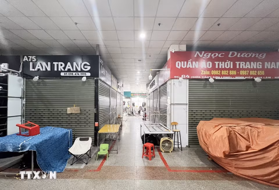 Nhiều cửa hàng tại Trung tâm thương mại chợ Sơn Long đóng cửa, cho thuê lại mặt bằng giữa cao điểm chống hàng giả. (Ảnh: Thành Phương/TTXVN)