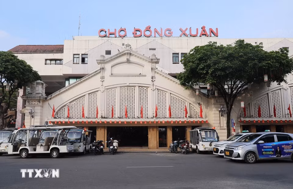 Quang cảnh đìu hiu tại chợ Đồng Xuân. (Ảnh: Thành Phương/TTXVN)