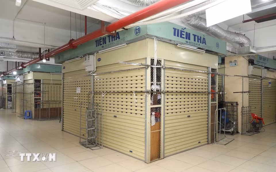 Nhiều gian hàng tại chợ Đồng Xuân đã đóng cửa tạm thời hoặc cho thuê lại mặt bằng giữa cao điểm chống hàng giả. (Ảnh: Thành Phương/TTXVN)