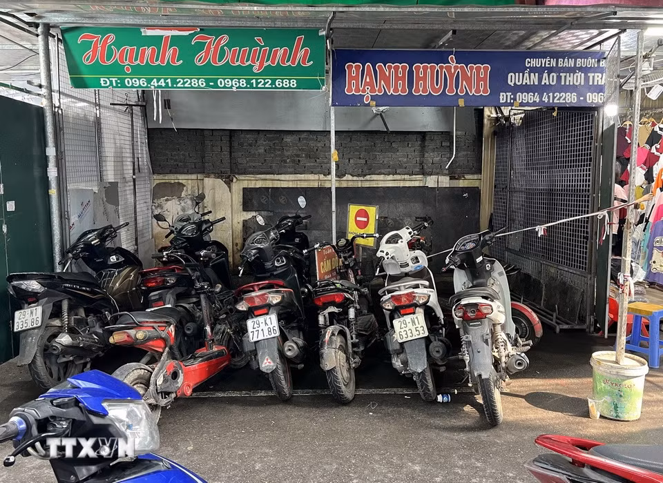 Nhiều cửa hàng tại khu vực chợ Ninh Hiệp biến thành bãi đỗ xe. (Ảnh: Thành Phương/TTXVN)