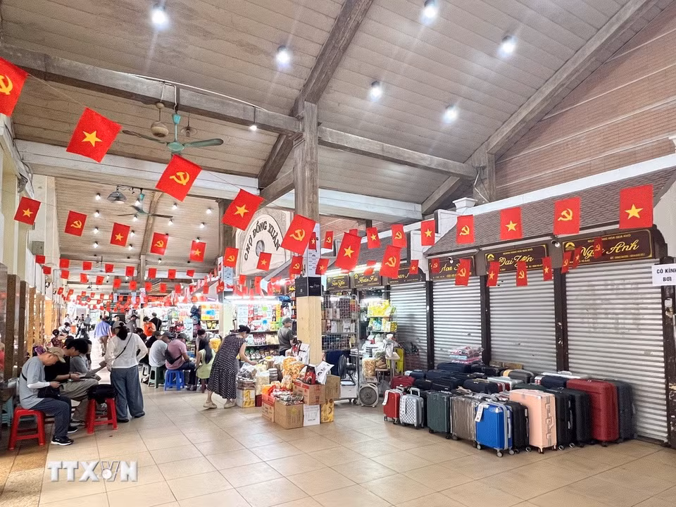 Chợ Đồng Xuân từng là nơi thu hút lượng lớn khách du lịch trong và ngoài nước khi có dịp tới Thủ đô. (Ảnh: Thành Phương/TTXVN)