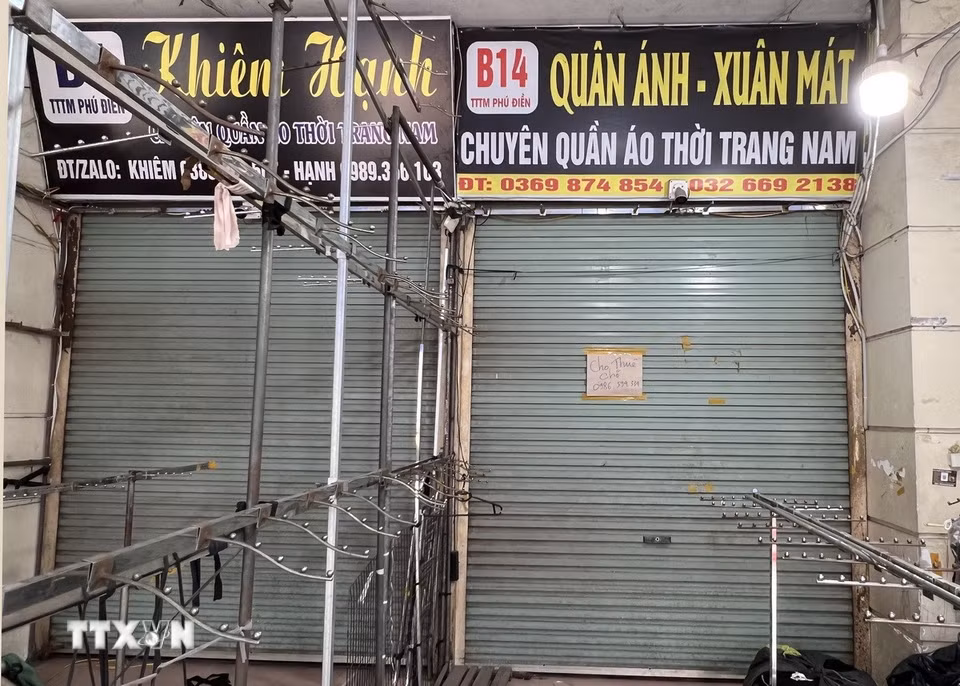 Nhiều cửa hàng tại khu vực chợ Ninh Hiệp đóng cửa, cho thuê lại mặt bằng giữa cao điểm chống hàng giả. (Ảnh: Thành Phương/TTXVN)