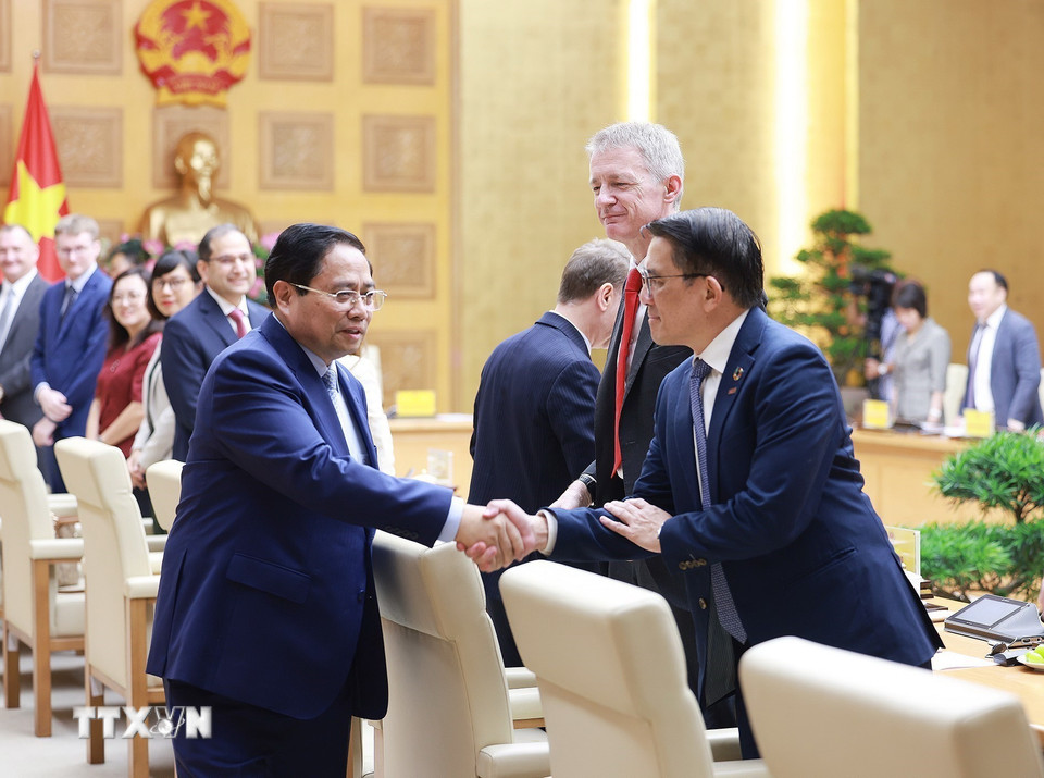 Thủ tướng Phạm Minh Chính với các doanh nghiệp Vương quốc Anh. (Ảnh: Dương Giang/TTXVN)