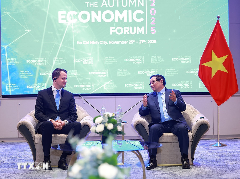 Thủ tướng Phạm Minh Chính tiếp Giám đốc điều hành Diễn đàn Kinh tế Thế giới (WEF) Stephan Mergenthaler. (Ảnh: Dương Giang/TTXVN)