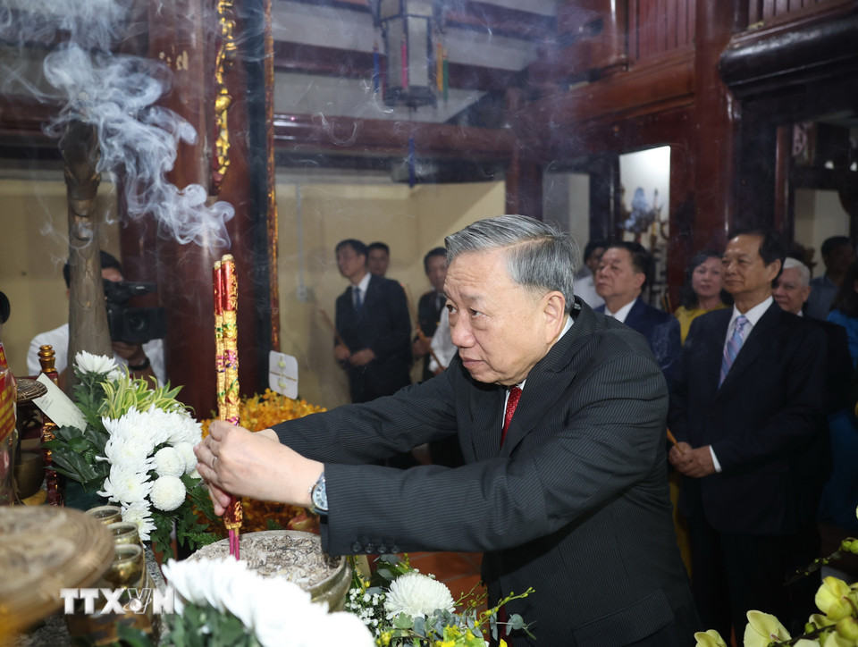 Tổng Bí thư Tô Lâm và các lãnh đạo, nguyên lãnh đạo Đảng, Nhà nước đã đến dâng hương tại Đền tưởng niệm các chiến sỹ, đồng bào tử nạn núi Bà Rá. (Ảnh: Thống Nhất/TTXVN)