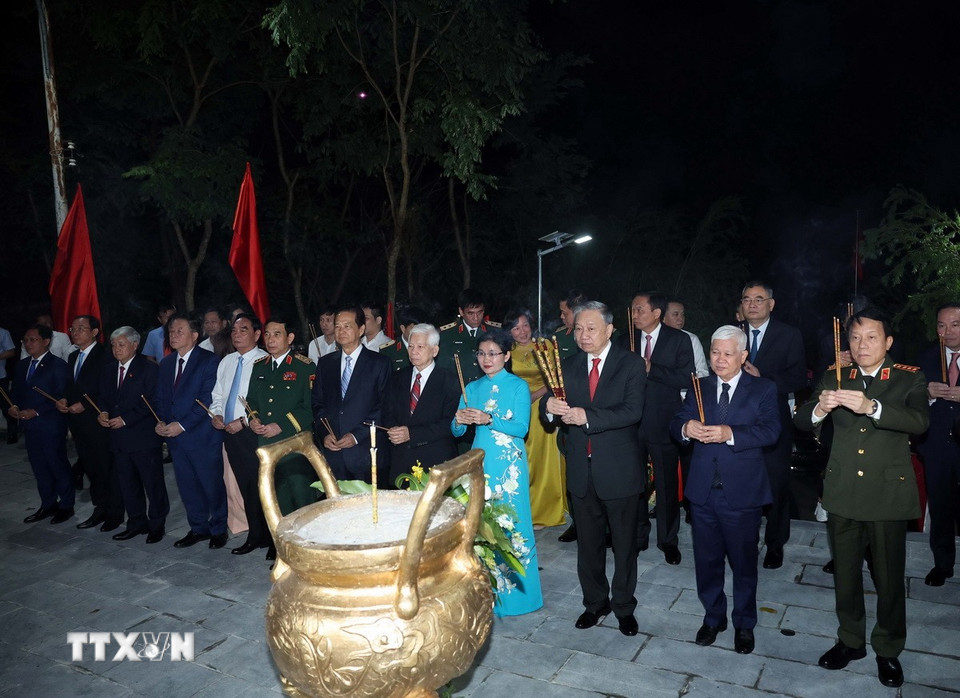 Tổng Bí thư Tô Lâm và các lãnh đạo, nguyên lãnh đạo Đảng, Nhà nước đã đến dâng hương tại Đền tưởng niệm các chiến sỹ, đồng bào tử nạn núi Bà Rá. (Ảnh: Thống Nhất/TTXVN)