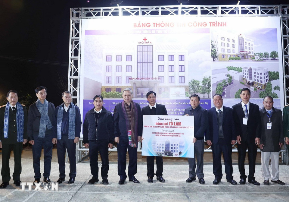 Tổng Bí thư Tô Lâm trao tặng tượng trưng công trình Khoa Khám bệnh và Điều trị, Bệnh viện Đa khoa huyện Quản Bạ cho huyện. (Ảnh: Thống Nhất/TTXVN)