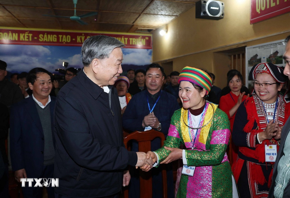 Tổng Bí thư Tô Lâm và đoàn công tác Trung ương thăm, tặng quà cho nhân dân các dân tộc huyện Quản Bạ. (Ảnh: Thống Nhất/TTXVN)