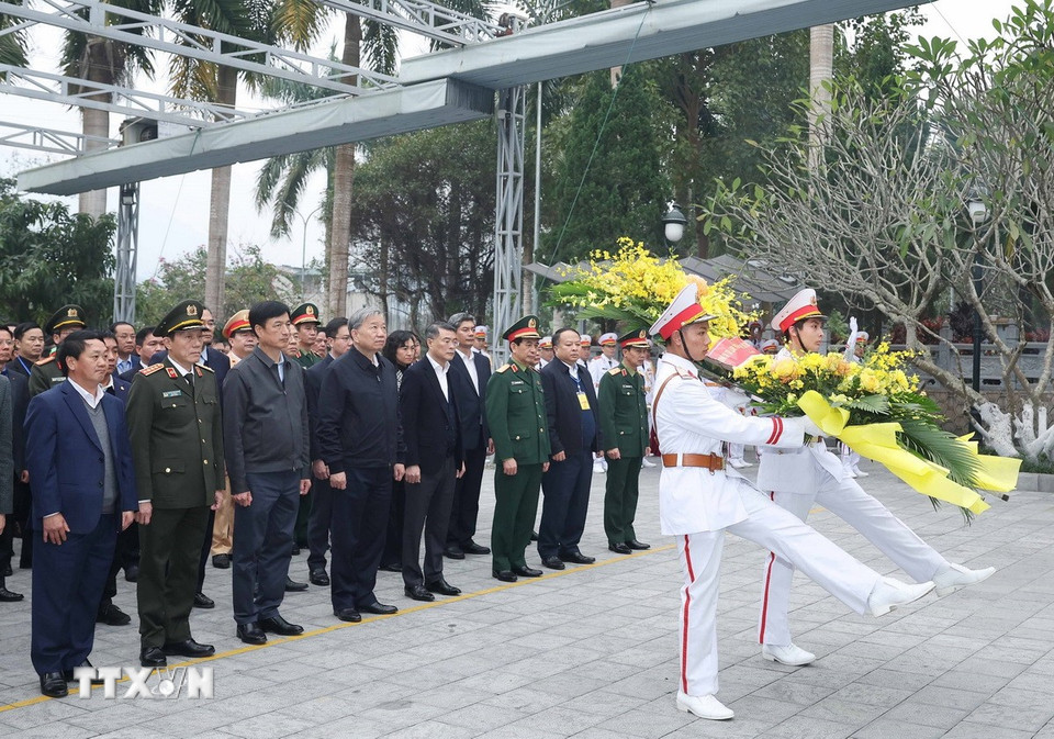 Tổng Bí thư Tô Lâm và đoàn công tác dâng hoa tại Nghĩa trang Liệt sỹ Quốc gia Vị Xuyên. (Ảnh: Thống Nhất/TTXVN)