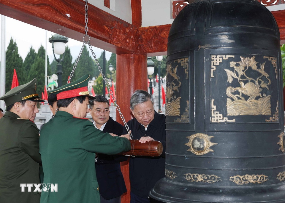 Tổng Bí thư Tô Lâm thỉnh chuông tại Đền thờ liệt sỹ ở Nghĩa trang Liệt sỹ Quốc gia Vị Xuyên. (Ảnh: Thống Nhất/TTXVN)