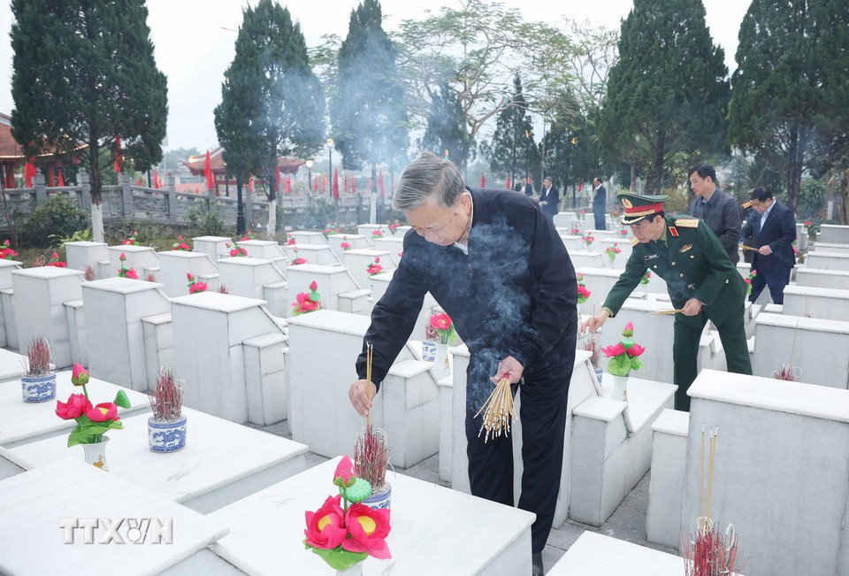 Tổng Bí thư Tô Lâm thắp hương trên phần mộ các liệt sỹ tại Nghĩa trang Liệt sỹ Quốc gia Vị Xuyên. (Ảnh: Thống Nhất/TTXVN)