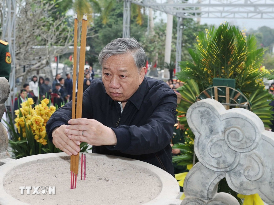 Tổng Bí thư Tô Lâm dâng hương tại Nghĩa trang Liệt sỹ Quốc gia Vị Xuyên. (Ảnh: Thống Nhất/TTXVN)