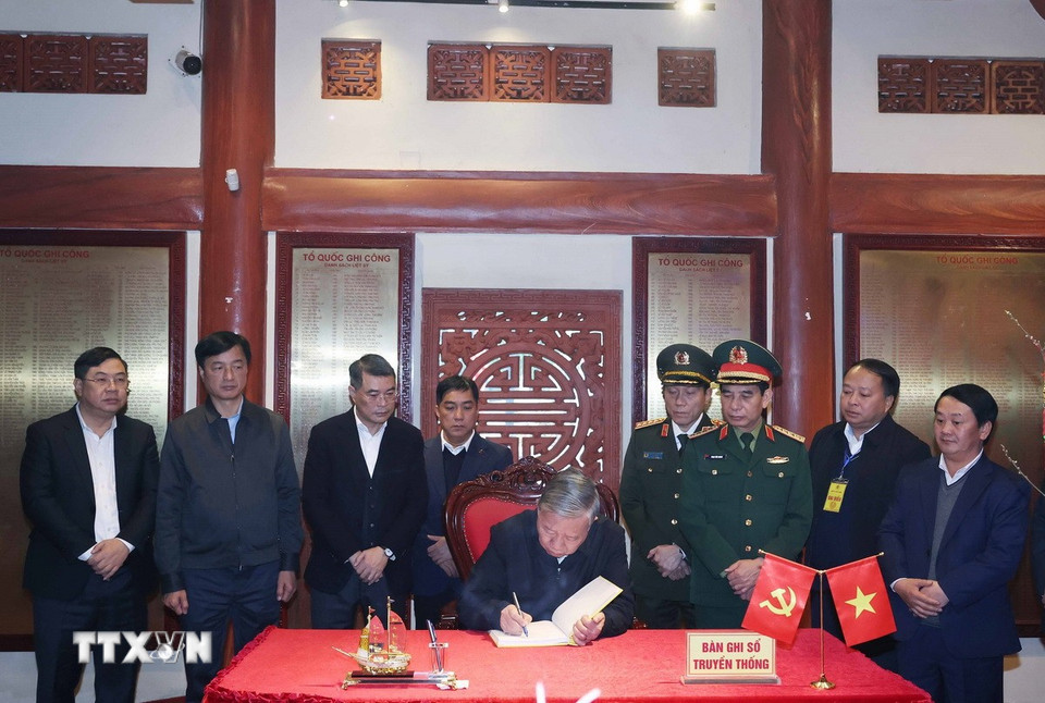 Tổng Bí thư Tô Lâm ghi lưu bút vào sổ truyền thống tại Nghĩa trang Liệt sỹ Quốc gia Vị Xuyên. (Ảnh: Thống Nhất/TTXVN)