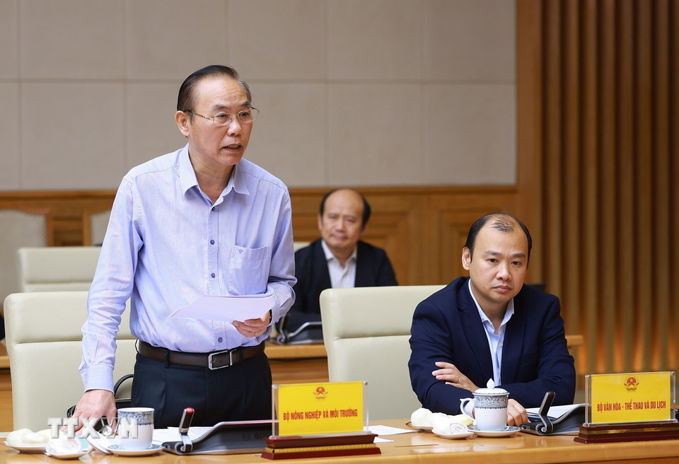 Thứ trưởng Bộ Nông nghiệp và Môi trường Phùng Đức Tiến báo cáo tình hình triển khai thực hiện các nhiệm vụ, giải pháp chống khai thác hải sản bất hợp pháp, không báo cáo và không theo quy định (IUU). (Ảnh: Dương Giang/TTXVN)