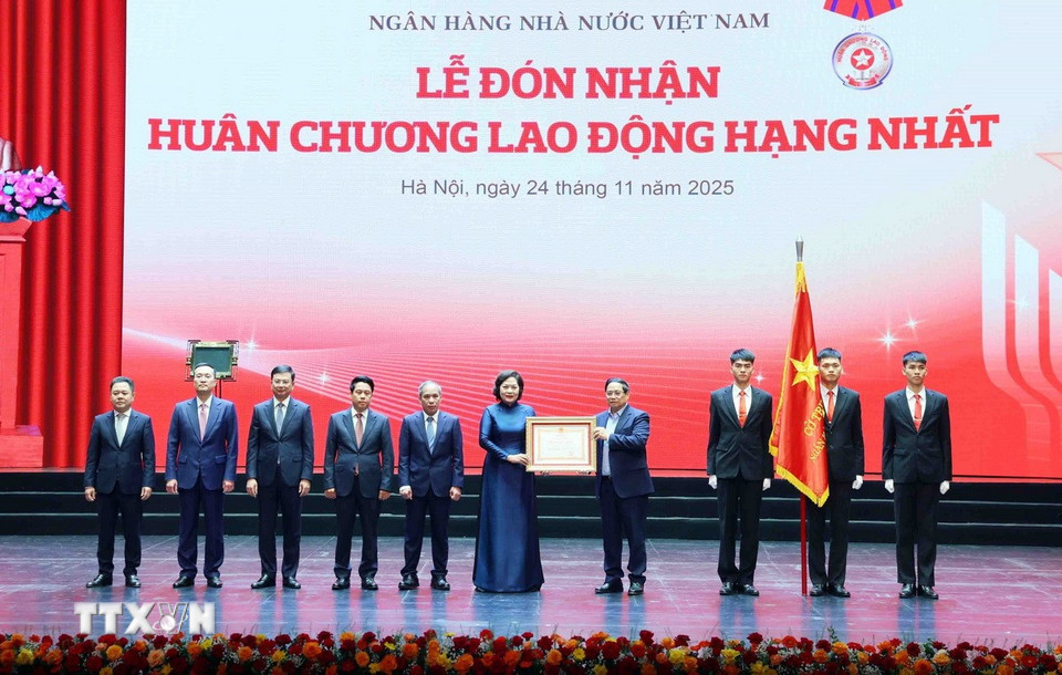 Thủ tướng Phạm Minh Chính trao tặng Huân chương Lao động hạng Nhất cho tập thể Ngân hàng Nhà nước Việt Nam. (Ảnh: Phạm Kiên/TTXVN)