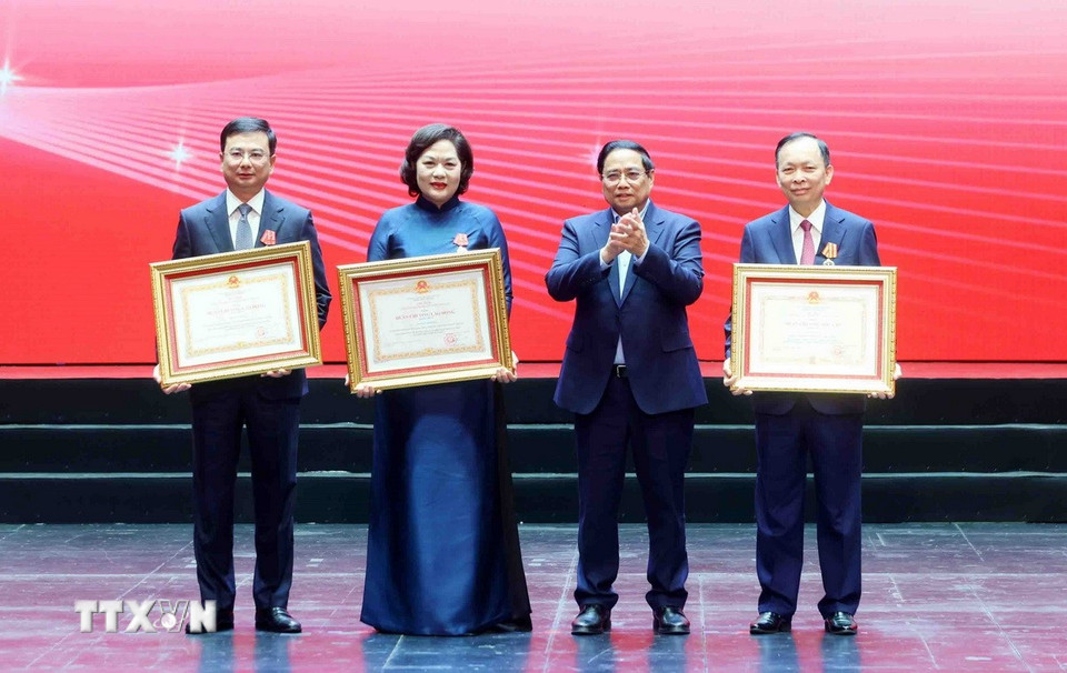 Thủ tướng Phạm Minh Chính trao tặng Huân chương Độc lập hạng Nhì và Huân chương Lao động hạng Nhất cho các đồng chí lãnh đạo, nguyên lãnh đạo Ngân hàng Nhà nước Việt Nam. (Ảnh: Phạm Kiên/TTXVN)