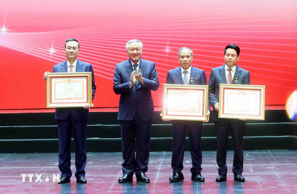 Phó Thủ tướng Thường trực Nguyễn Hòa Bình trao tặng Danh hiệu “Chiến sỹ thi đua toàn quốc” và Bằng khen của Thủ tướng Chính phủ cho các cá nhân có thành tích xuất sắc. (Ảnh: Phạm Kiên/TTXVN)