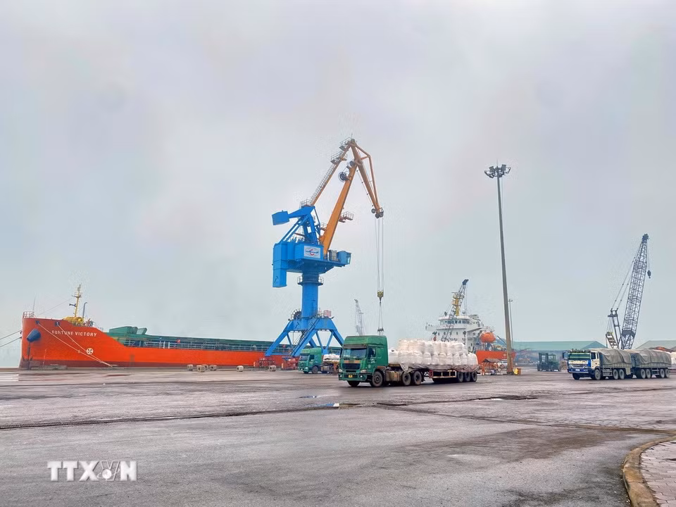 Phương tiện bốc dỡ hàng hóa tại cảng Vũng Áng. (Ảnh: Hữu Quyết/TTXVN)