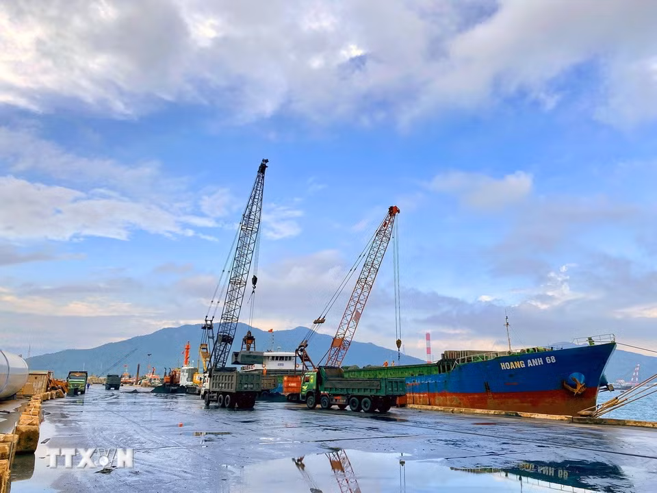 Các phương tiện bốc dỡ hàng hóa tại cảng Vũng Áng. (Ảnh: Hữu Quyết/TTXVN)