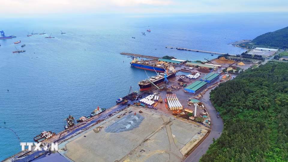 Năm 2024, đã có hơn 5 triệu tấn hàng hóa thông quan qua bến số 1 và 2 cảng Vũng Áng. (Ảnh: Hữu Quyết/TTXVN)