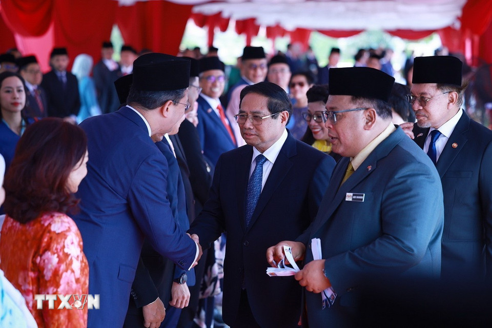 Thủ tướng Phạm Minh Chính gặp thành viên đoàn Malaysia. (Ảnh: Dương Giang/TTXVN)