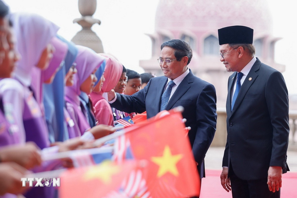 Lễ đón Thủ tướng Phạm Minh Chính thăm chính thức Malaysia. (Ảnh: Dương Giang/TTXVN)