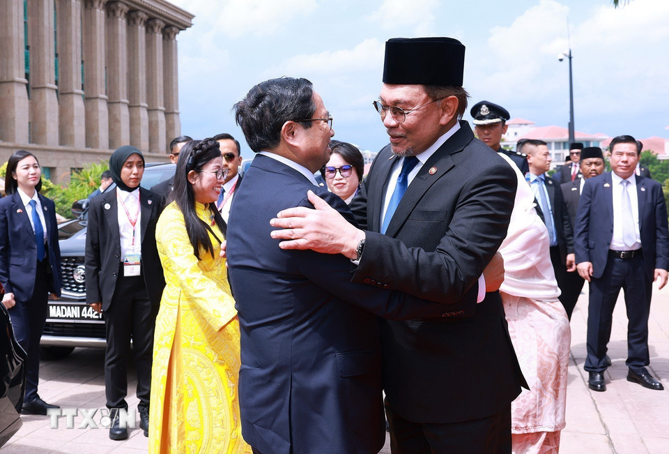 Thủ tướng Malaysia Anwar Ibrahim và Phu nhân đón Thủ tướng Phạm Minh Chính và Phu nhân thăm chính thức Malaysia. (Ảnh: Dương Giang/TTXVN)