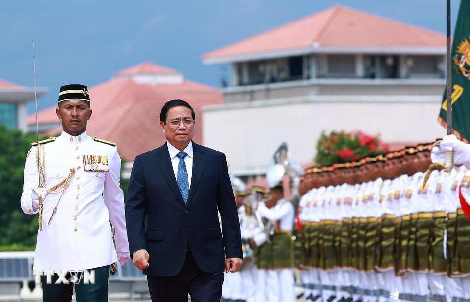 Thủ tướng Phạm Minh Chính duyệt đội danh dự. (Ảnh: Dương Giang/TTXVN)