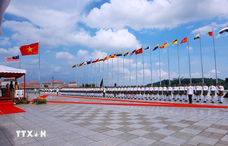 Lễ đón Thủ tướng Phạm Minh Chính và Phu nhân thăm chính thức Malaysia. (Ảnh: Dương Giang/TTXVN)