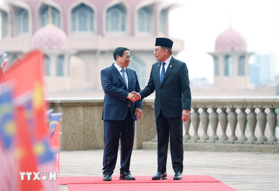 Thủ tướng Malaysia Anwar Ibrahim đón Thủ tướng Phạm Minh Chính. (Ảnh: Dương Giang/TTXVN)
