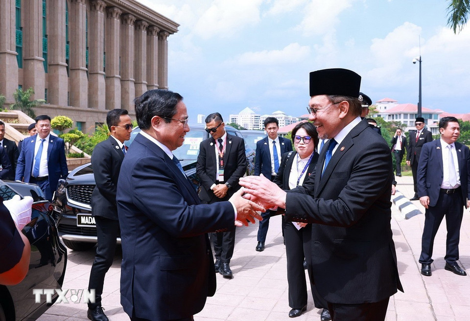 Thủ tướng Malaysia Anwar Ibrahim đón Thủ tướng Phạm Minh Chính thăm chính thức Malaysia. (Ảnh: Dương Giang/TTXVN)