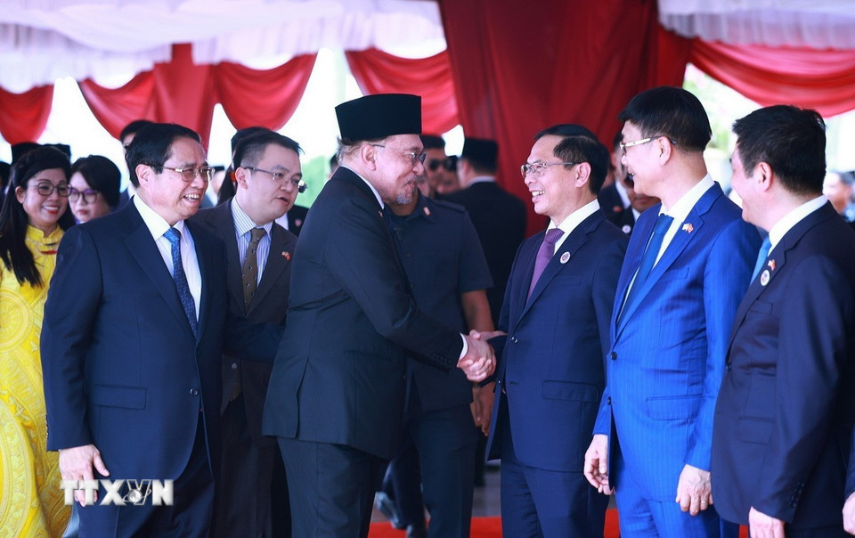 Thủ tướng Phạm Minh Chính giới thiệu với Thủ tướng Malaysia Anwar Ibrahim thành viên đoàn Việt Nam. (Ảnh: Dương Giang/TTXVN)