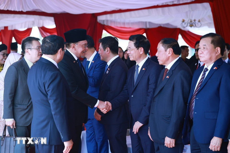 Thủ tướng Phạm Minh Chính giới thiệu với Thủ tướng Malaysia Anwar Ibrahim thành viên đoàn Việt Nam. (Ảnh: Dương Giang/TTXVN)