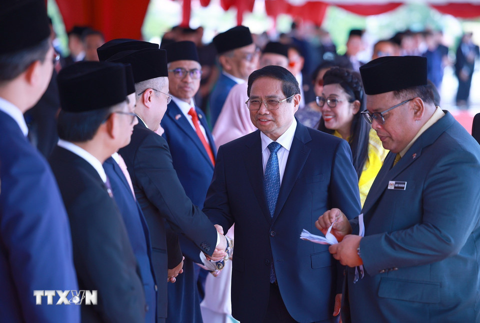 Thủ tướng Phạm Minh Chính gặp thành viên đoàn Malaysia. (Ảnh: Dương Giang/TTXVN)