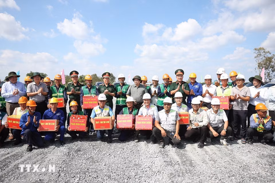 Thủ tướng Phạm Minh Chính thăm, động viên công nhân, kỹ sư thi công dự án đường bộ cao tốc Cần Thơ-Cà Mau đoạn qua thành phố Cà Mau. (Ảnh: Dương Giang/TTXVN)