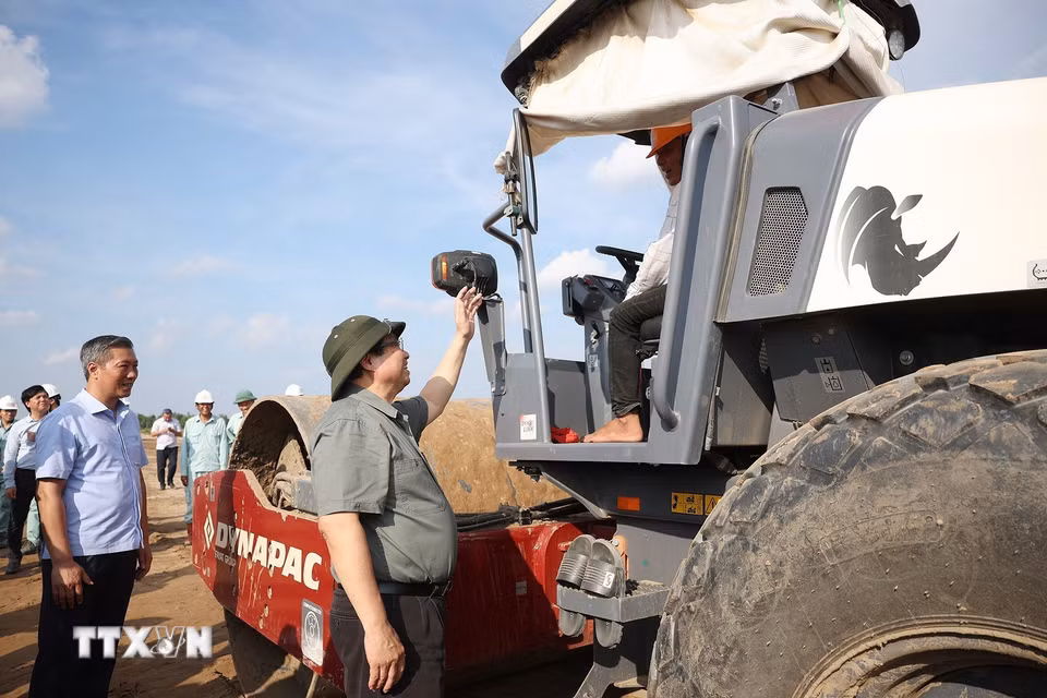 Thủ tướng Phạm Minh Chính động viên công nhân thi công dự án thành phần đoạn Hậu Giang-Cà Mau. (Ảnh: Dương Giang/TTXVN)