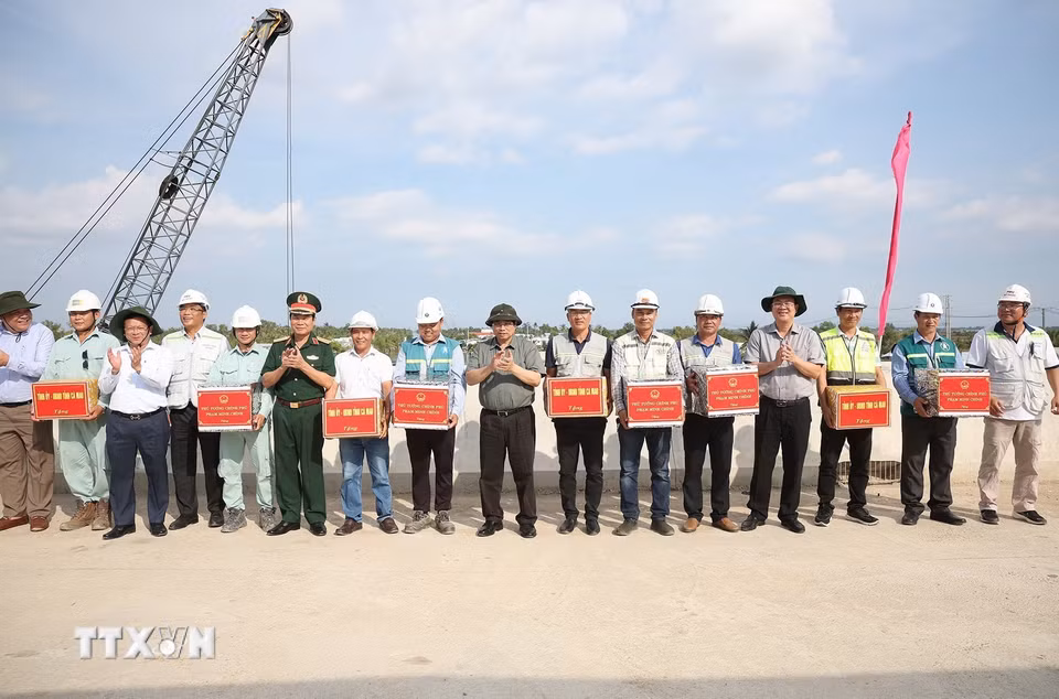 Thủ tướng Phạm Minh Chính thăm, động viên công nhân, kỹ sư thi công dự án đường bộ cao tốc Cần Thơ-Cà Mau. (Ảnh: Dương Giang/TTXVN)