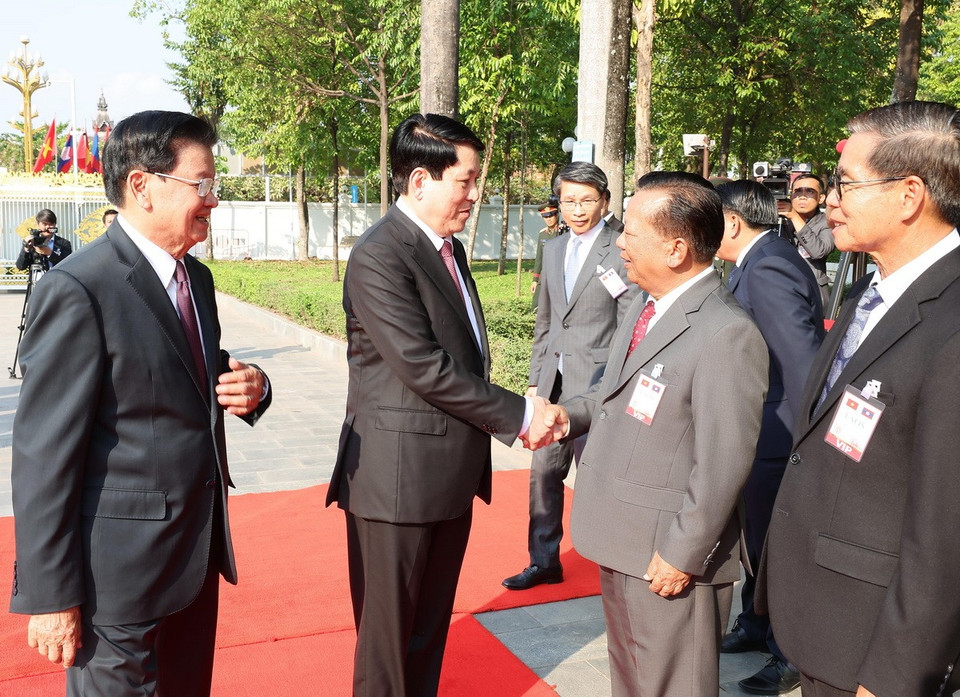 Chủ tịch nước Lương Cường với các thành viên Đoàn Lào tại lễ đón. (Ảnh: Lâm Khánh/TTXVN)