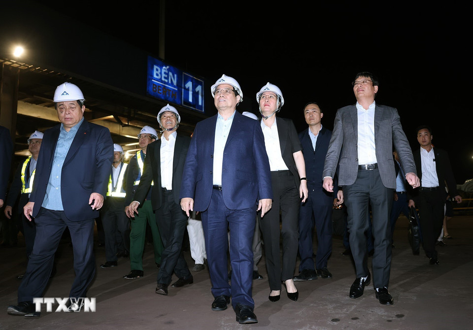 Thủ tướng Phạm Minh Chính thăm khu bến cảng xuất, nhập khẩu quặng, thép tại Khu liên hợp sản xuất gang thép Hòa Phát Dung Quất. (Ảnh: Dương Giang/TTXVN)