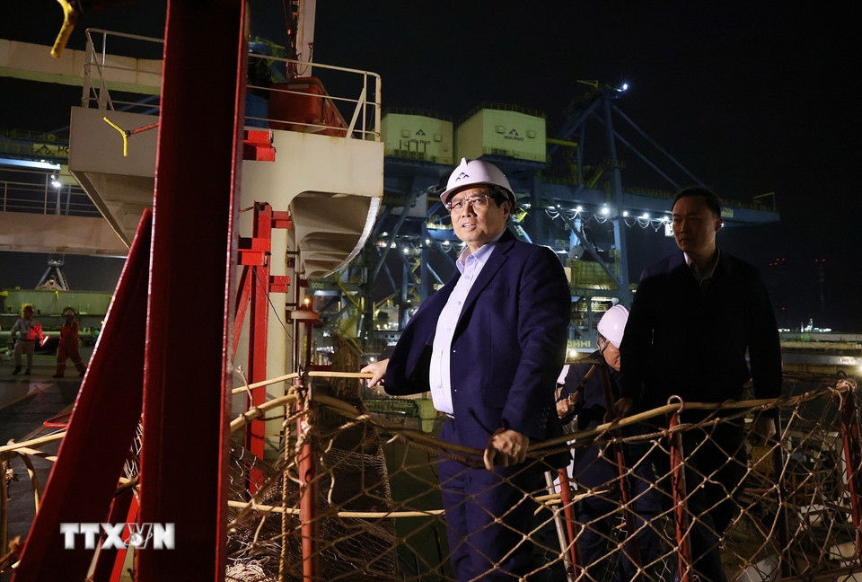 Thủ tướng Phạm Minh Chính lên thăm tàu hàng neo đậu tại khu bến cảng xuất nhập khẩu quặng, thép. (Ảnh: Dương Giang/TTXVN)