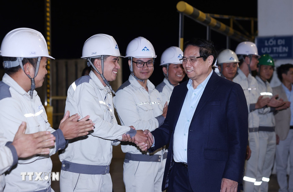 Thủ tướng Phạm Minh Chính với công nhân, người lao động tại Khu liên hợp sản xuất gang thép Hòa Phát Dung Quất. (Ảnh: Dương Giang/TTXVN)