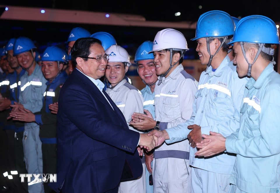 Thủ tướng Phạm Minh Chính với công nhân, người lao động tại Khu liên hợp sản xuất gang thép Hòa Phát Dung Quất. (Ảnh: Dương Giang/TTXVN)