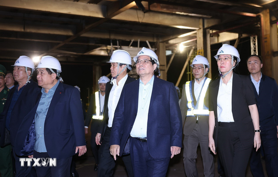 Thủ tướng Phạm Minh Chính thăm Khu liên hợp sản xuất gang thép Hòa Phát Dung Quất. (Ảnh: Dương Giang/TTXVN)