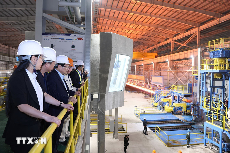 Thủ tướng Phạm Minh Chính tham quan Nhà máy cán thép cuộn. (Ảnh: Dương Giang/TTXVN)