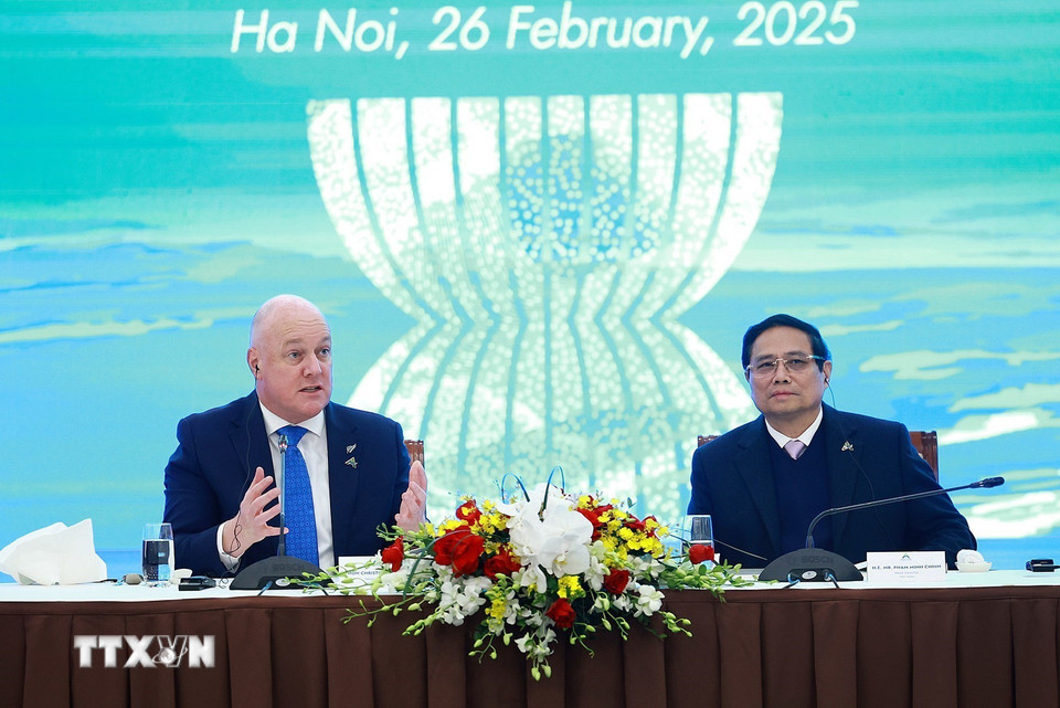 Thủ tướng Phạm Minh Chính và Thủ tướng New Zealand Christopher Luxon tham dự Phiên làm việc về công nghệ. (Ảnh: Dương Giang/TTXVN)