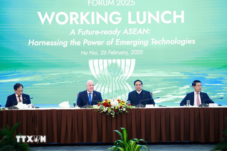 Thủ tướng Phạm Minh Chính và Thủ tướng New Zealand Christopher Luxon tham dự Phiên làm việc về công nghệ. (Ảnh: Dương Giang/TTXVN)