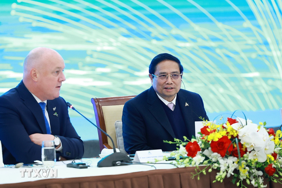 Thủ tướng Phạm Minh Chính và Thủ tướng New Zealand Christopher Luxon tham dự Phiên làm việc về công nghệ. (Ảnh: Dương Giang/TTXVN)