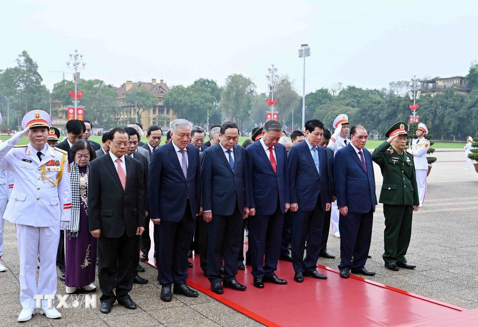 Đoàn đại biểu Lãnh đạo, nguyên Lãnh đạo Đảng, Nhà nước do Tổng Bí thư Tô Lâm dẫn đầu thành kính tưởng niệm Chủ tịch Hồ Chí Minh. (Ảnh: An Đăng/TTXVN)
