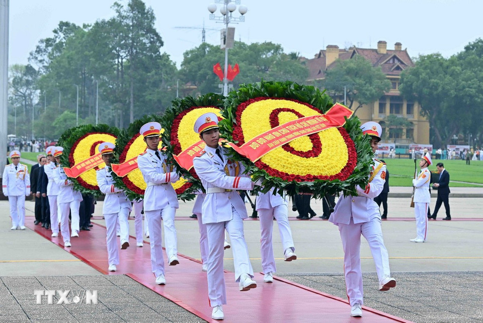 Đoàn đại biểu lãnh đạo Đảng, Nhà nước đến đặt vòng hoa và vào Lăng viếng Chủ tịch Hồ Chí Minh. (Ảnh: An Đăng/TTXVN)