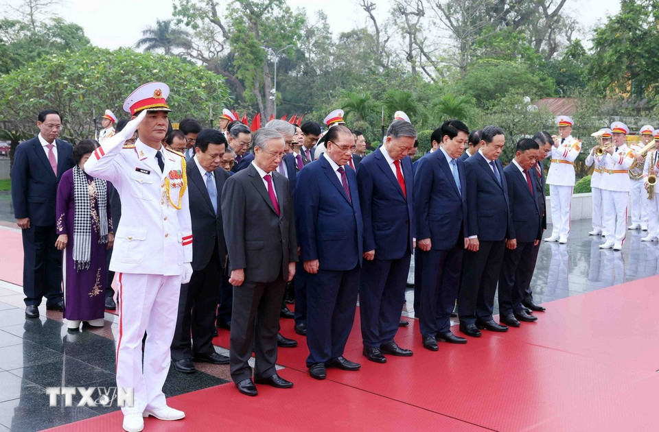 Đoàn đại biểu lãnh đạo, nguyên lãnh đạo Đảng, Nhà nước tưởng niệm các Anh hùng liệt sỹ. (Ảnh: Phạm Kiên/TTXVN)